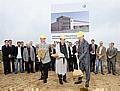 Werkleiter Frank Fischer, Oberbürgermeister Dr. Gert Hoffmann und Betriebsratsvorsitzender Uwe Fritsch beim Spatenstich für die neue Halle 31. Foto: Volkswagen